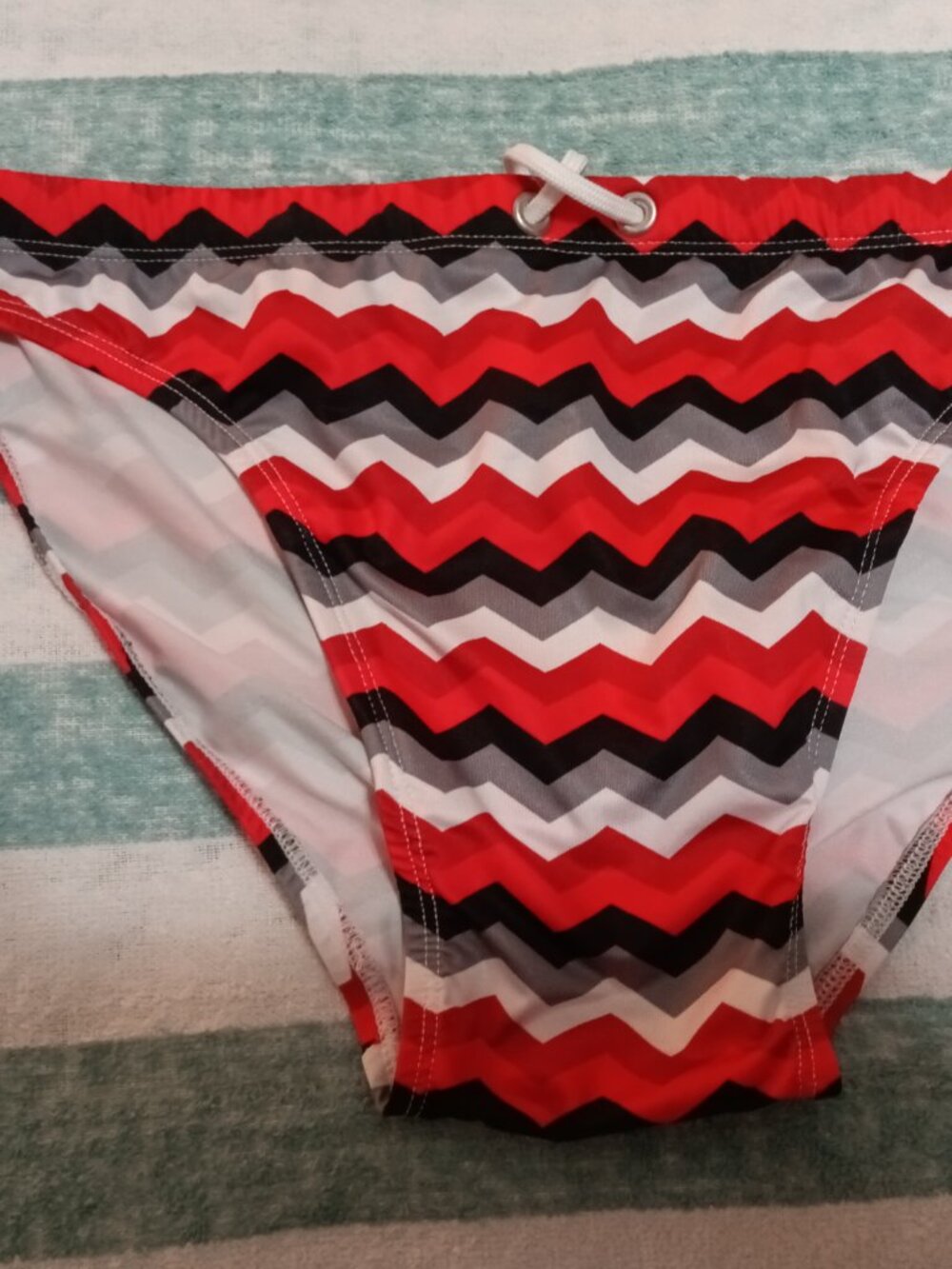 (*) JACK ADAMS DESIGNER, ZIG ZAG PATTERN, SWIM BRIEF, SIZE "S" - Pre-Owned